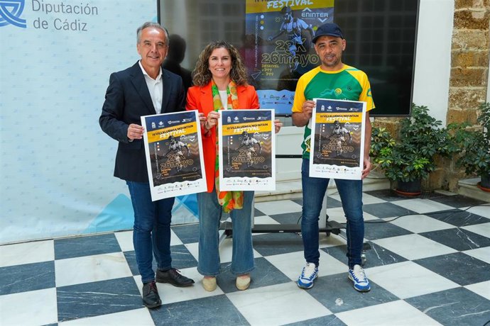 La diputada provincial Susana Sánchez Toro, preside la foto de familia, a 20 de mayo de 2024, en Cádiz, Andalucía (España). La diputada provincial Susana Sánchez Toro presenta una nueva edición de Villaluenga MountainFestival.