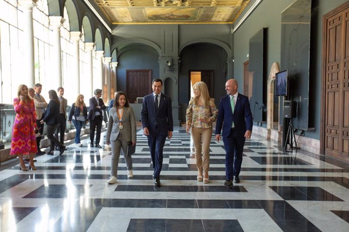 El presidente de la Junta de Andalucía, Juanma Moreno, recibe en el Palacio de San Telmo a los ganadores del campeonato SpainSkills2024.