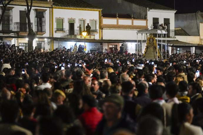 Detalle de la salida de la Virgen del Rocío por las calles de la aldea almonteña (Huelva).