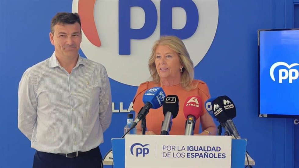 La presidenta del PP de Marbella y alcaldesa de la ciudad, Ángeles Muñoz, junto al diputado nacional Cristóbal Garre.