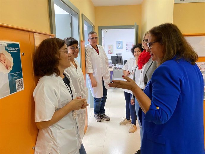 La consellera de Salud, Manuela García, visita centros de salud de Menorca