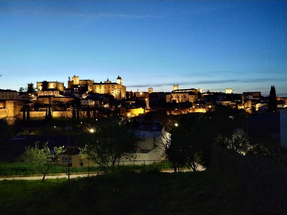 Archivo - Imagen nocturna de la ciudad monumental de Cáceres