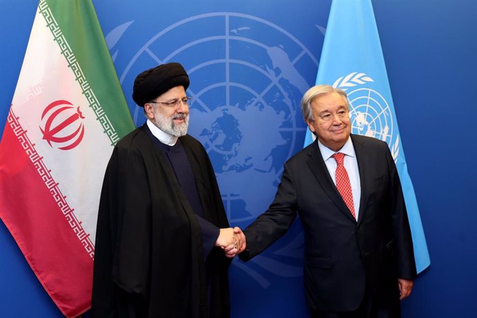 Archivo - El finado presidente iraní, Ebrahim Raisi, y el secretario general de la ONU, António Guterres.