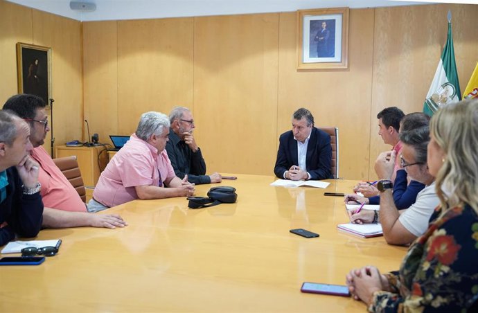 El presidente de la Diputación de Sevilla, Javier Fernández, ha recibido al Comité de Empresa de la Base de Morón.
