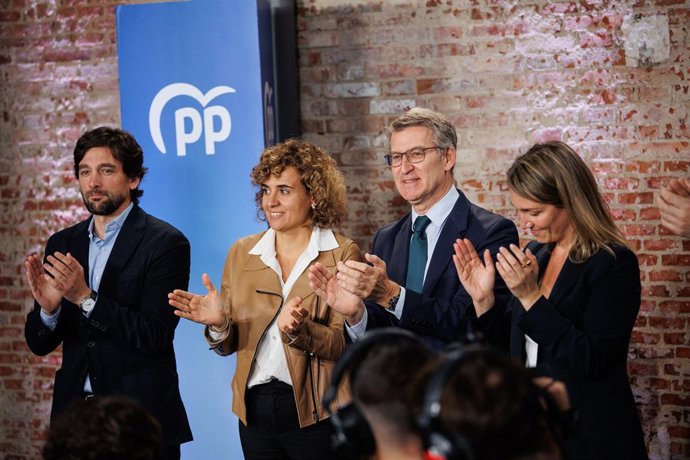 (I-D) El número 10 de la lista del PP a las elecciones europeas, Adrián Vázquez; la candidata del PP a las elecciones europeas, Dolors Montserrat; el presidente del PP, Alberto Núñez Feijóo y la número 3 de la lista del PP a las elecciones europeas, Alm
