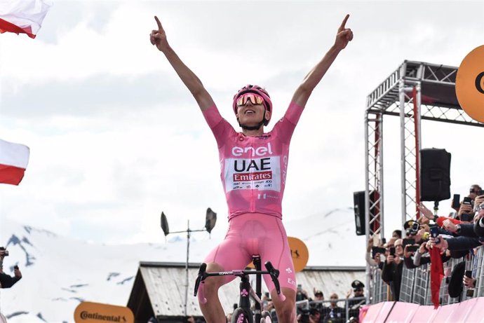 Tadej Pogacar (UAE Team Emirates) celebra la victoria conseguida en la etapa 15 del Giro de Italia 2024 en Livigno