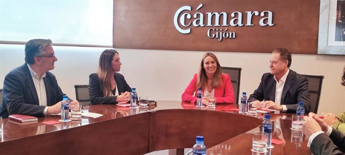 La candidata asturiana del PP en las elecciones europeas Susana Solís se reúne con responsables de la Cámara de Comercio de Gijón, acompañada de otros dirigentes 'populares' locales.