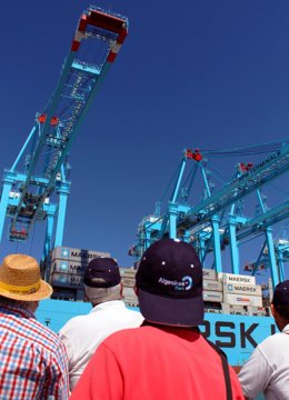 Archivo - Un grupo de personas en la actividad 'Conoce tu puerto' de la Autoridad Portuaria de la Bahía de Algeciras.
