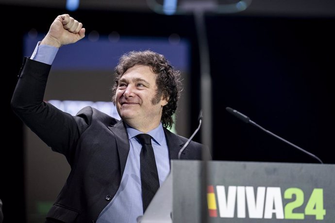 El presidente de Argentina, Javier Milei, interviene durante el acto ‘Viva 24’ de VOX, en el Palacio de Vistalegre, a 19 de mayo de 2024, en Madrid (España). El evento, llamado ‘Viva 24’ y organizado por VOX de manera anual, celebra su tercera edición con
