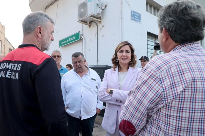 L'alcaldessa, M José Catalá, visita la installació de cmeres de seguretat a La Punta després dels atracaments en habitatges
