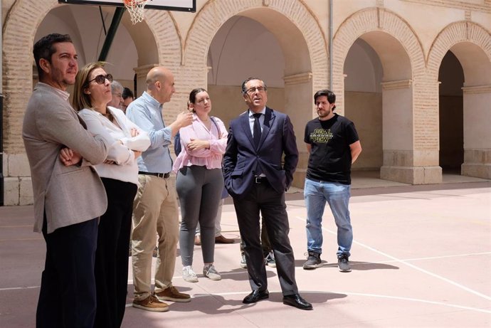 El delegado territorial, Miguel Briones, ha realizado una visita técnica al centro en compañía del alcalde del alcalde de Archidona, Manuel Almohalla, además de la jefa del servicio de Planificación, Eva Sánchez, el gerente provincial de la AP