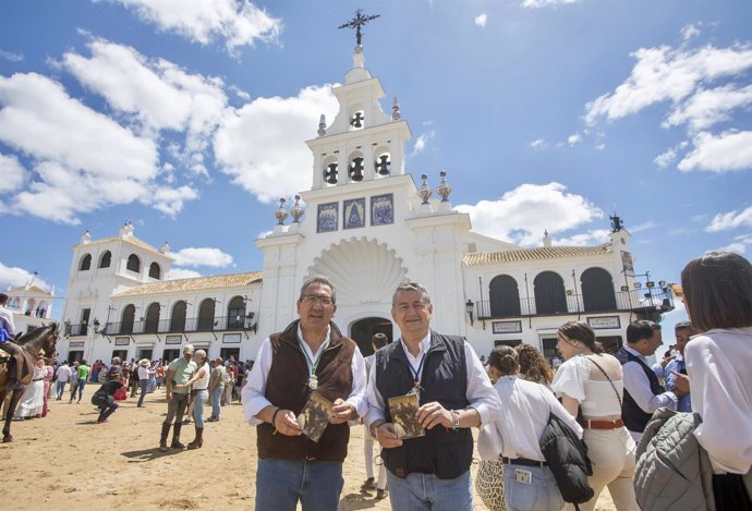 El presidente de la Fundación Cajasol, Antonio Pulido, y el consejero de Presidencia, Interior, Diálogo Social y Simplificación Administrativa de la Junta de Andalucía, Antonio Sanz, en la aldea del Rocío.