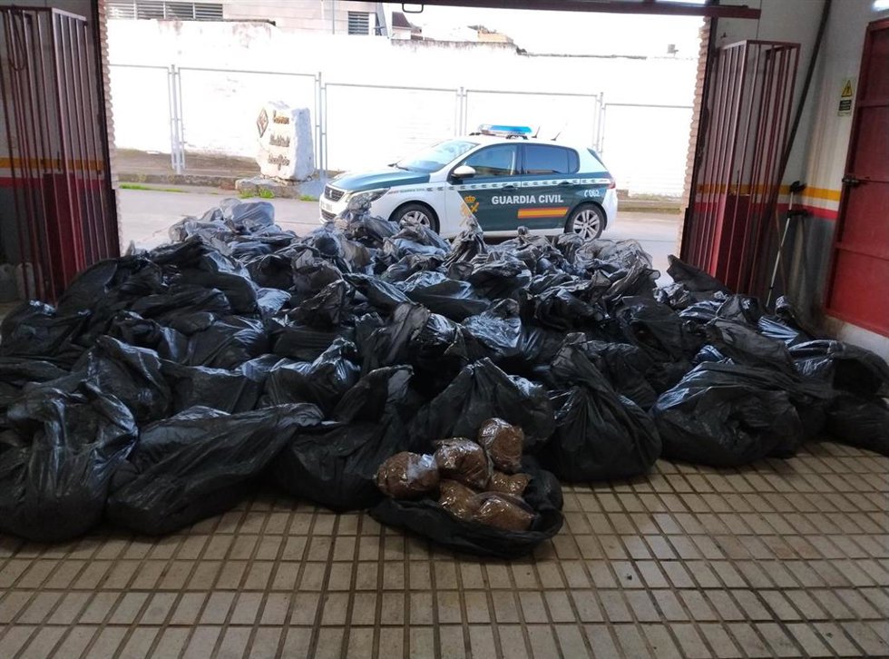 Las bolsas con la picadura de tabaco incautada, ya almacenada en el Puesto de la Guardia Civil de El Carpio.