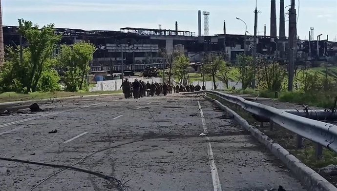 Archivo - Militares de Ucrania abandonando la planta siderúrgica de Azovstal, último bastión ucraniano en la ciudad de Mariúpol, en mayo de 2022