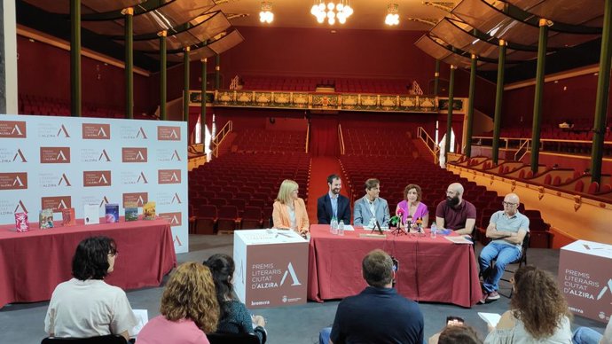 Rueda de premsa dels Premis Literaris Ciutat d'Alzira