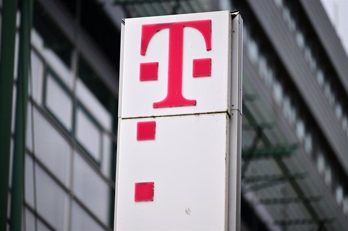 Archivo - FILED - 30 October 2023, Thüringen, Erfurt: The Deutsche Telekom AG logo in front of a branch office on Petersberg in Erfurt. Photo: Martin Schutt/dpa