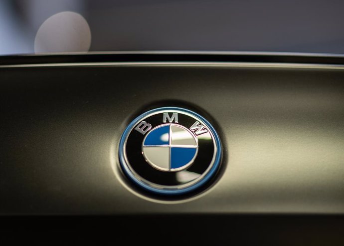 Archivo - FILED - 24 November 2023, Saxony, Dresden: The BMW logo can be seen on the trunk lid of a car at the Dresden branch. Photo: Robert Michael/dpa