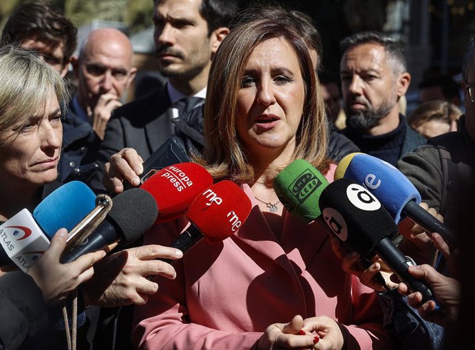 Archivo - Arxiu - L'alcaldessa de València, María José Catalá, atén a mitjans en una imatge d'arxiu