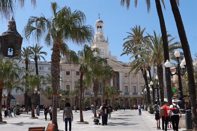 Plaza de San Juan de Dios en Cádiz con el Ayuntamiento al fondo.