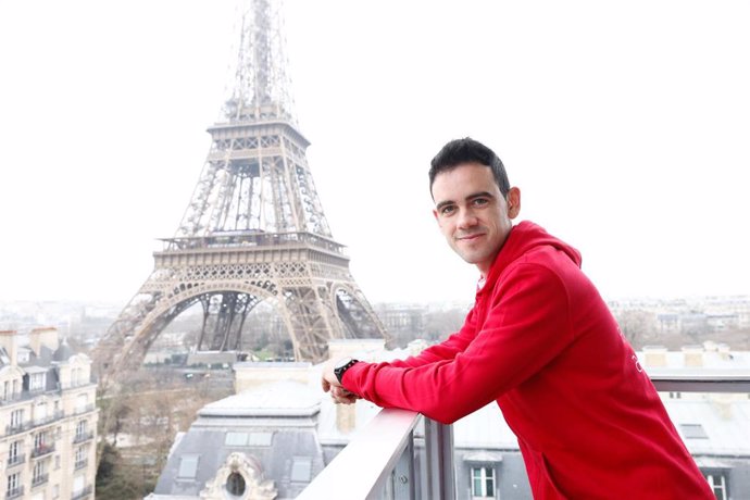 Archivo - Diego Garcia Carrera poses for photo in front of Eiffel Tower during the visit of the Iberia Team “Talento “a Bordo to Paris less than two hundred days before the start of the Paris 24 Olympic Games on January 13, 2024 in Paris, France.