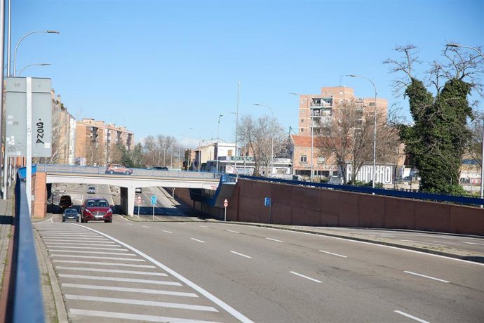 Archivo - Varios coches en la A-5 a la altura de la Avenida de los Poblados