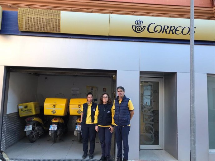 Los tres carteros de Correos que actualmente prestan servicio en Bailén.