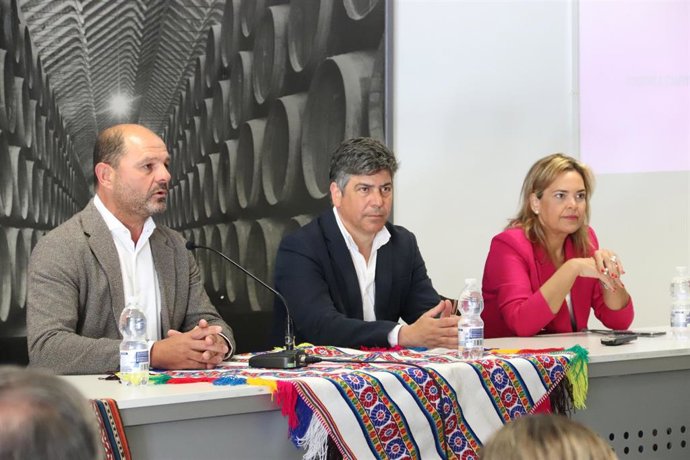 El alcalde de Montilla, Rafael Llamas (centro), junto a Auxiliadora Moreno y Miguel Ruz.