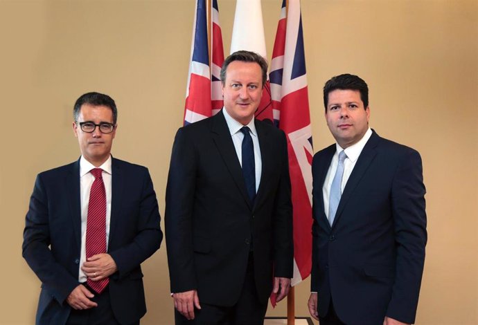 Archivo - El primer ministro británico, David Cameron, posa junto al ministro principal de Gibraltar, Fabian Picardo, en su visita al Peñón