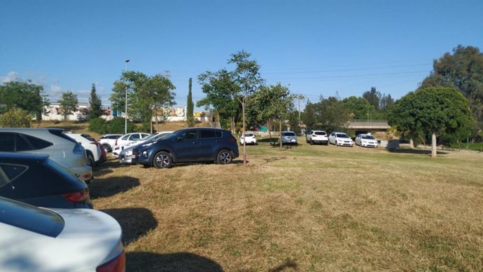 Coches estacionados en el Parque del Guadaíra