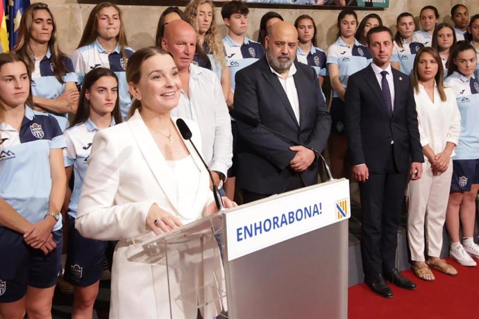 La presidenta del Govern, Marga Prohens, dirige unas palabras en el acto homneaje al Baleares FC por su ascenso a Primera Federación Iberdrola.