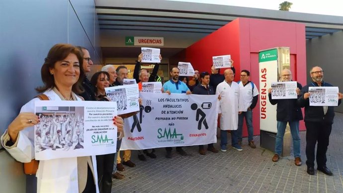 Una protesta de facultativos ante las Urgencias del Castilla del Pino.