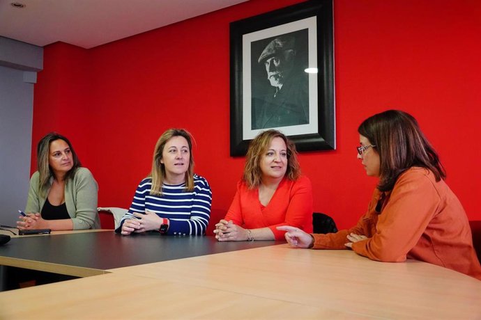 La candidata número 2 del PSOE a las elecciones europeas Iratxe García se reúne con la consejera de Educación, Lydia Espina.