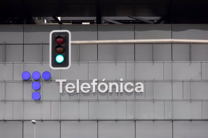 Archivo - Arxiu - Un semàfor en verd enfront de la seu de Telefónica, a 28 de novembre del 2023, a Madrid (Espanya). 