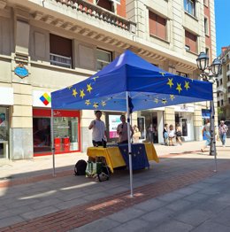 Carpa instalada en la calle Ercilla de Bilbao para animar a votar en las elecciones europeas.