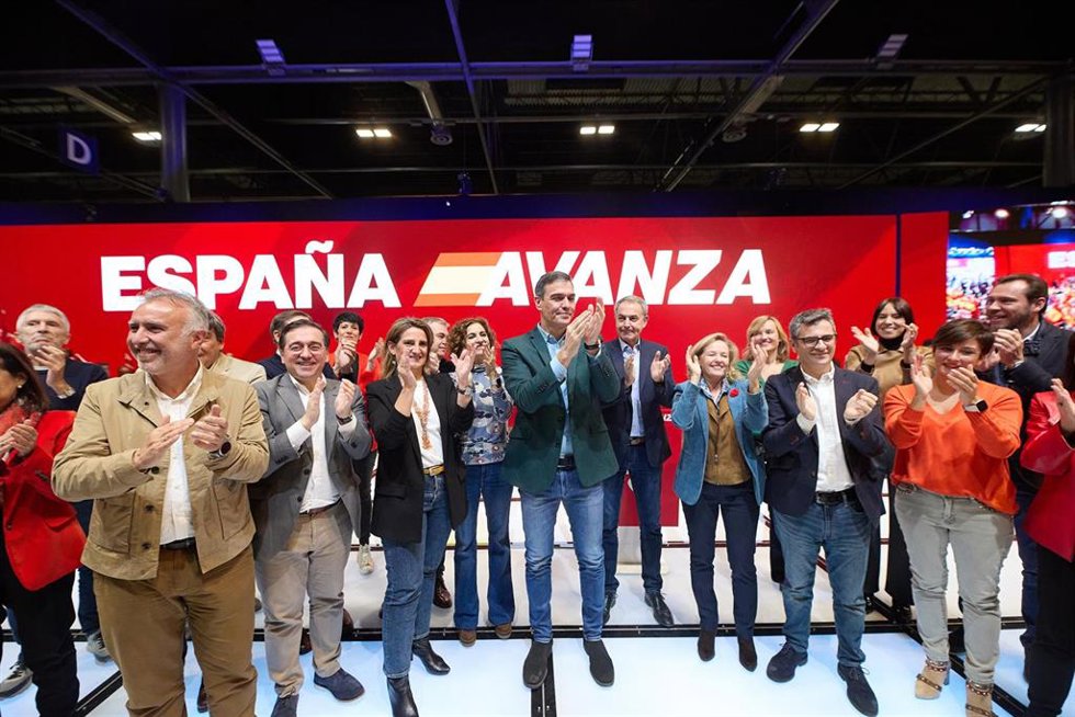 Archivo - La vicepresidenta tercera y ministra para la Transición Ecológica y el Reto Demográfico, Teresa Ribera, y el secretario general del PSOE y presidente del Gobierno, Pedro Sánchez, durante un acto del PSOE en Madrid en 2023. (Foto de archivo).