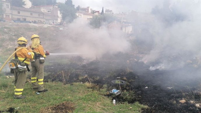 Bomberos trabajando en la extinción del incendio