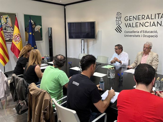 Reunión entre el conseller de Educación, Universidades y Empleo, José Antonio Rovira, y la Plataforma en Defensa de l'Enseynament Públic.
