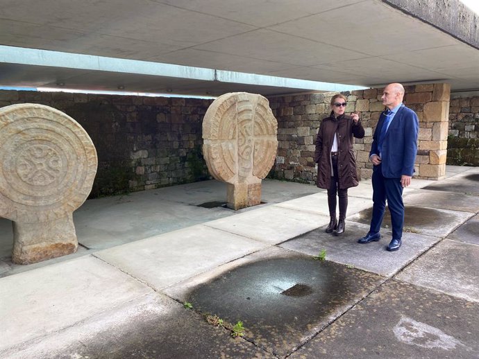 La Consejera De Cultura, Eva Guillermina Fernández, Visita Los Corrales De Buelna Con El Alcalde, Julio Arranz