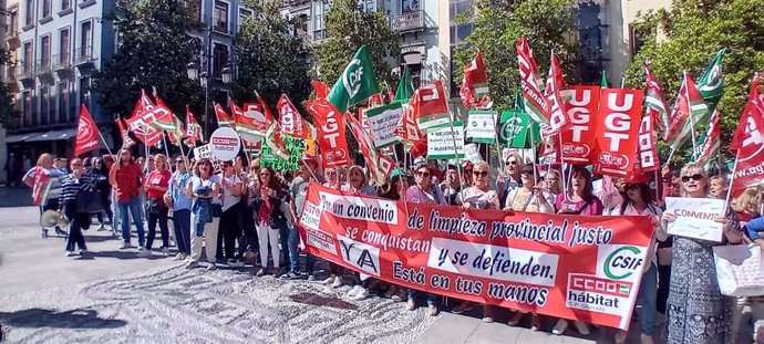 Los sindicatos UGT, CSIF y CCOO han reunido en la Plaza del Carmen a alrededor de 300 personas del sector de la limpieza no sanitaria de la provincia de Granada.