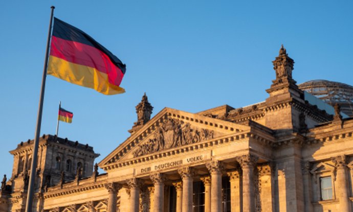 Archivo - Bandera de Alemania frente al Bundestag, en Berlín