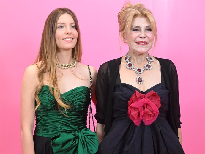 TITA CERVERA RECIBE EL PREMIO 'WOMEN IN ART' DE LA MANO DE HARPER's BAZAAR JUNTO A SU HIJA CARMEN