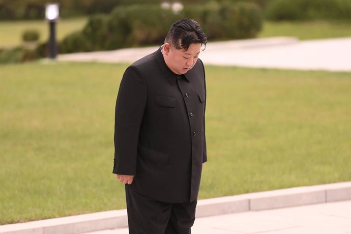 HANDOUT - 20 May 2024, North Korea, Pyongyang: A photo taken on 19 May and released by North Korea's official Korean Central News Agency (KCNA) on 20 May shows North Korean leader Kim Jong-un paying his respects during a visit to the grave of Hyon Chol-ha