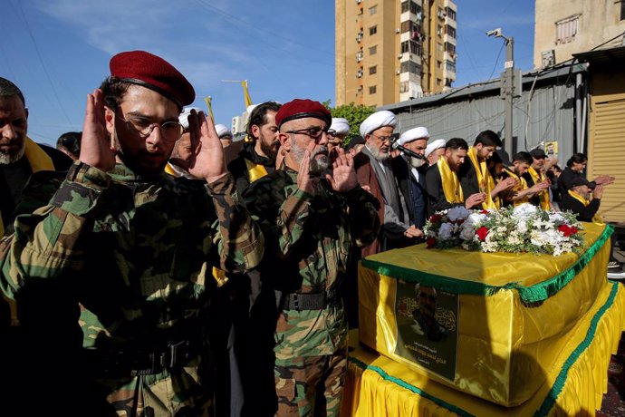 Archivo - April 1, 2024, Beirut, Beirut, Lebanon: Pro-Iranian Hezbollah militants and clerics pray over the coffin during party top commander Ahmad Shehimi, who was killed along with six other fighters in an Israeli deadly air strike in Syria last week, d