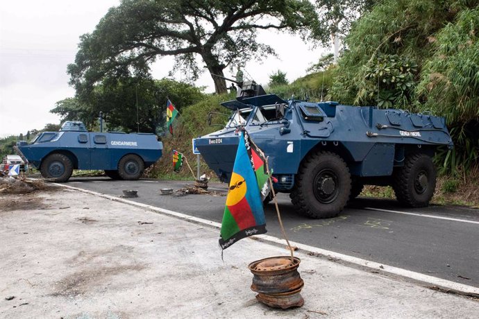 Vehículos armados de la Gendarmería francesa tras los disturbios en Nueva Caledonia