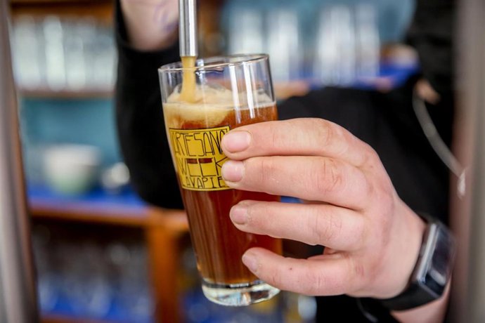 Archivo - Un camarero tira una cerveza artesanal en uno de los bares que participan en ‘Artesana Week Lavapiés’, en la calle Argumosa, a  2 de abril de 2022, en Madrid (España). En la VII edición de la feria de la cerveza artesana, de este barrio del cent