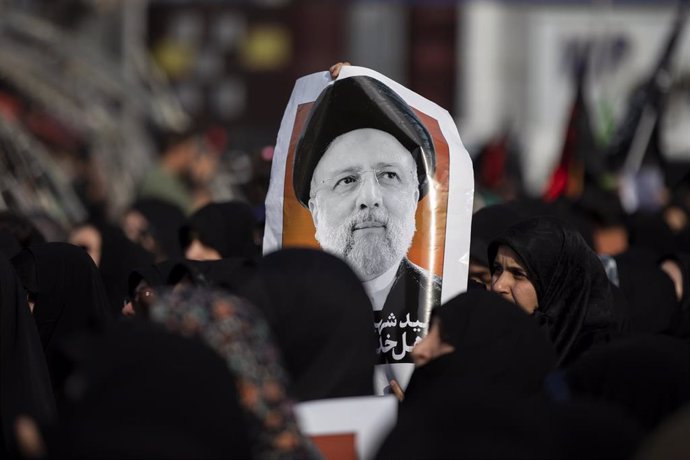 Una mujer iraní con un cartel con la imagen del fallecido presidente de Irán, Ebrahim Raisi, durante una concentración en la plaza Vali-e-Asr de Teherán