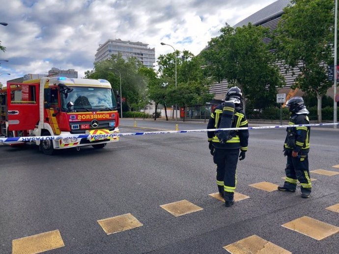 Bomberos y Policía Nacional en el lugar donde ha tenido lugar la fuga de gas, en las inmediaciones del Estadio Santiago Bernabéu, a 21 de mayo de 2024, en Madrid (España).