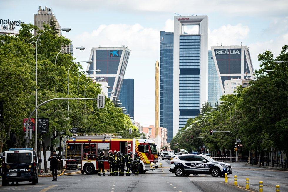 Bomberos y Policía Nacional en el lugar donde ha tenido lugar la fuga de gas, en las inmediaciones del Estadio Santiago Bernabéu, a 21 de mayo de 2024, en Madrid (España).