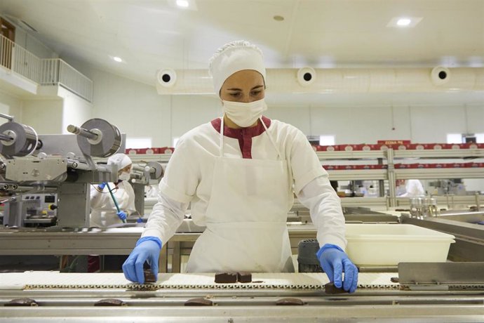 Archivo - Detalle de una operaria. Imagen de archivo.