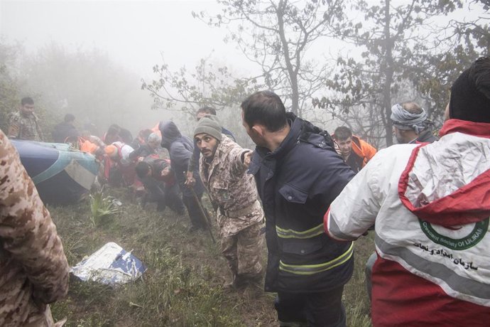 Miembros de los equipos de rescate en el lugar en el que se estrelló el helicóptero en el que viajaba el presidente de Irán, Ebrahim Raisi, en la provincia de Azerbaiyán Oriental